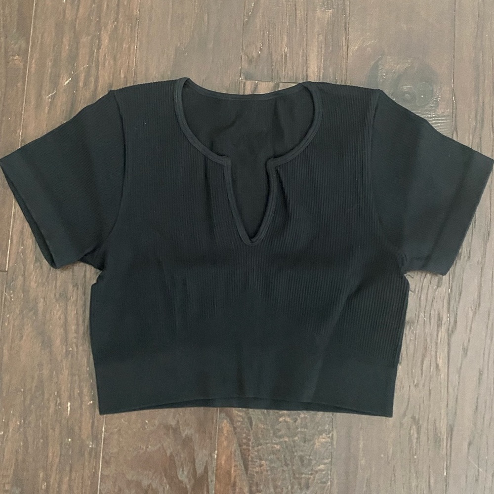 NWOT black ribbed athleisure crop top size L